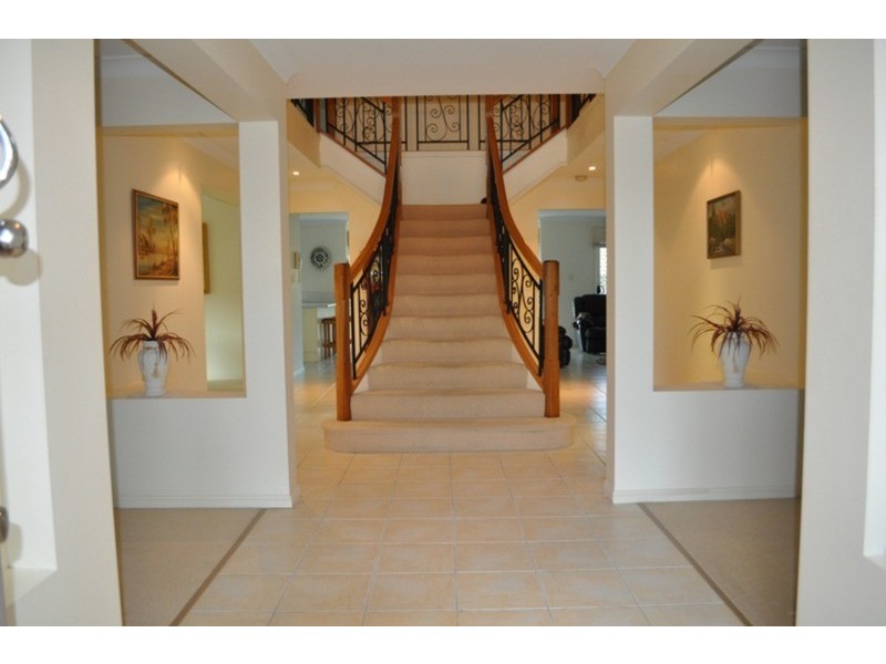 27 Crestwood Drive, Molendinar QLD 4214