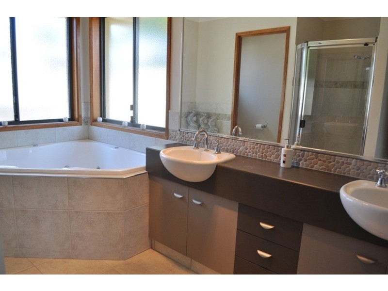 181 Crestwood Drive, Molendinar QLD 4214