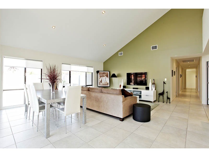 2 Rosegum Drive, Molendinar QLD 4214