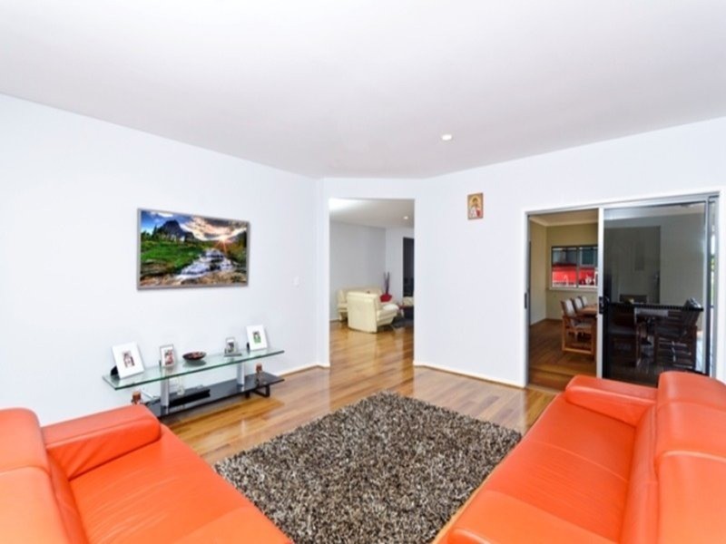 8 Stringybark Drive, Molendinar QLD 4214