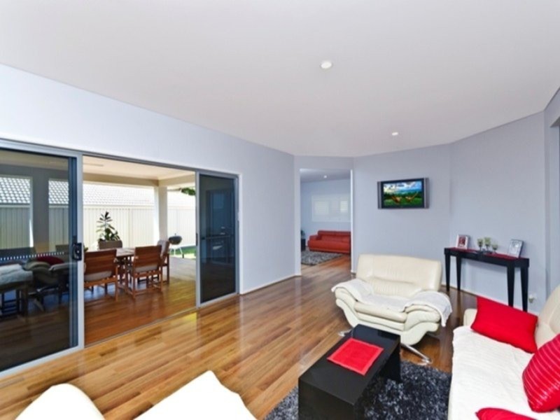 8 Stringybark Drive, Molendinar QLD 4214