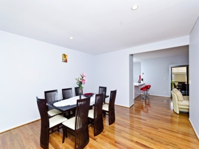 8 Stringybark Drive, Molendinar QLD 4214