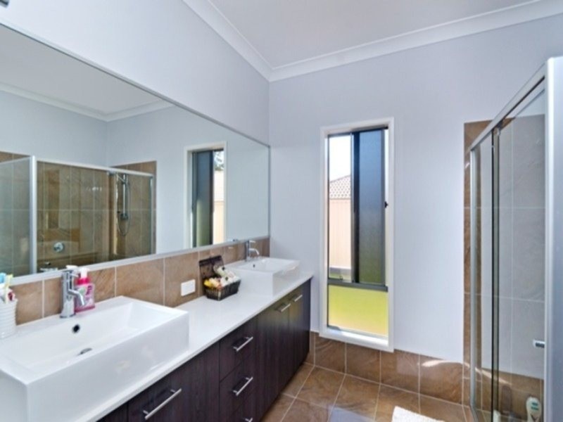 8 Stringybark Drive, Molendinar QLD 4214