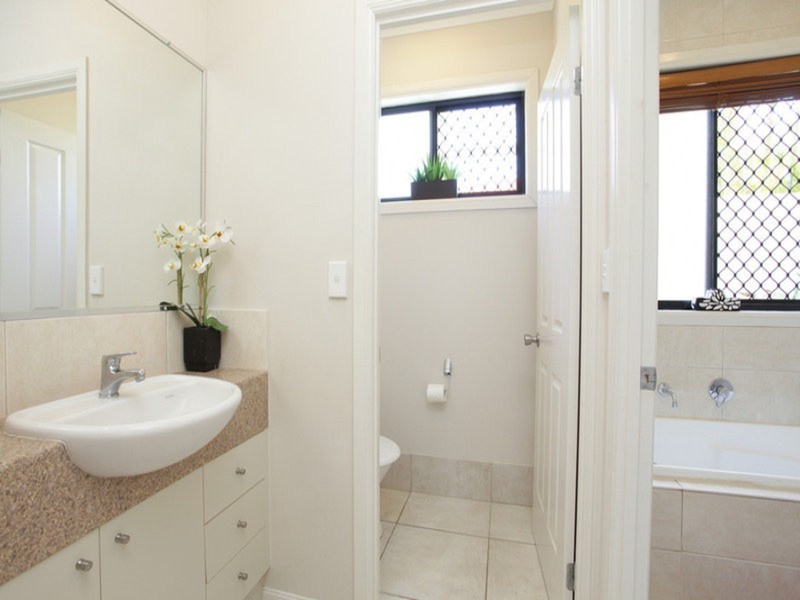 11 Leeds Close, Arundel QLD 4214