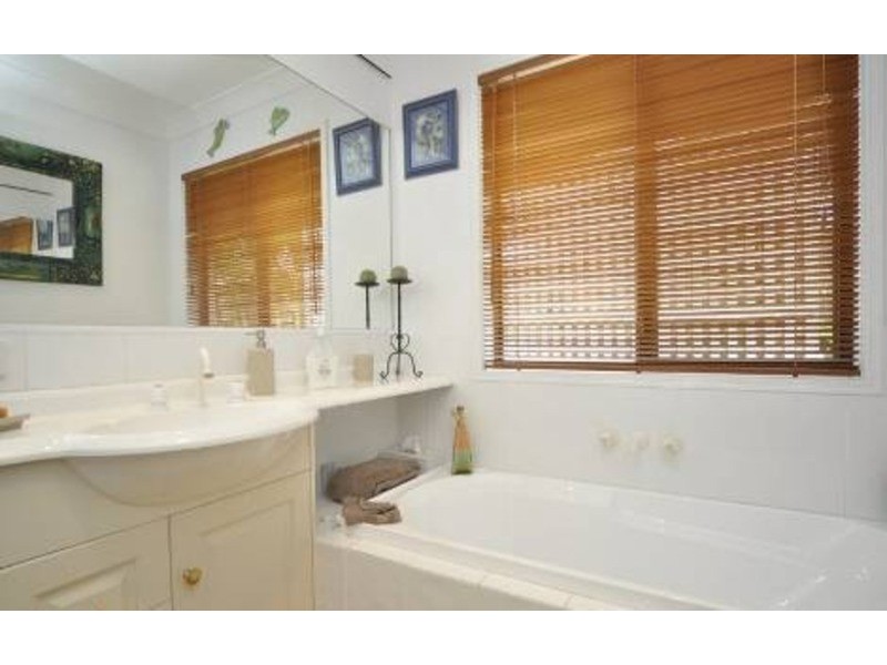 18 Brookland Court, Crestwood Heights, Molendinar QLD 4214