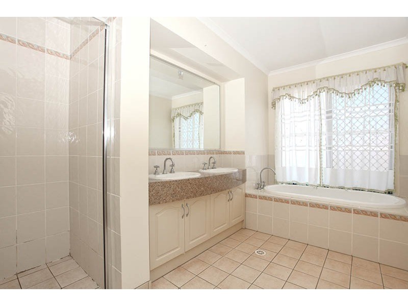 109 Crestwood Drive, Molendinar QLD 4214