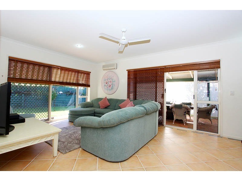 200 Crestwood Drive, Molendinar QLD 4214