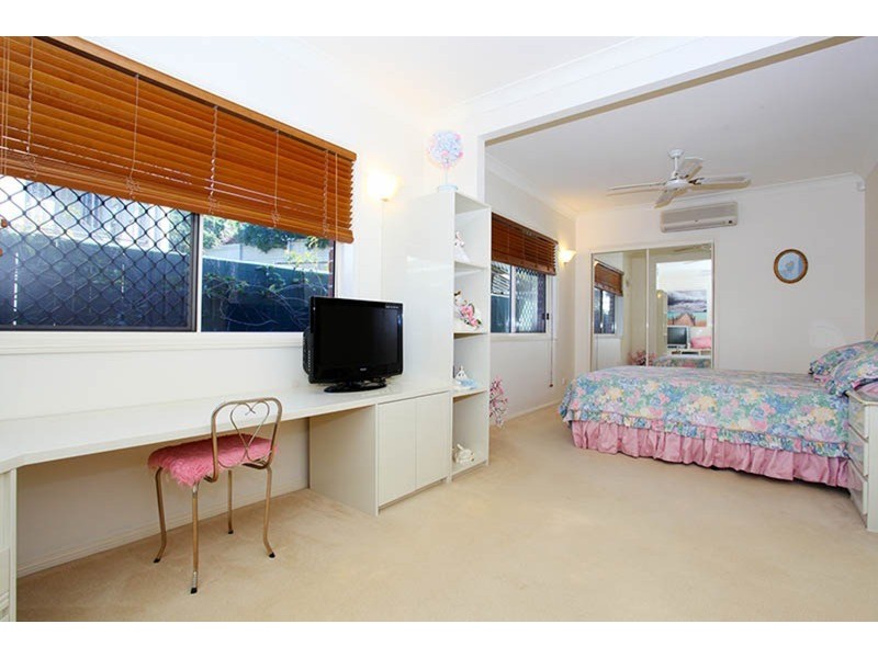 200 Crestwood Drive, Molendinar QLD 4214