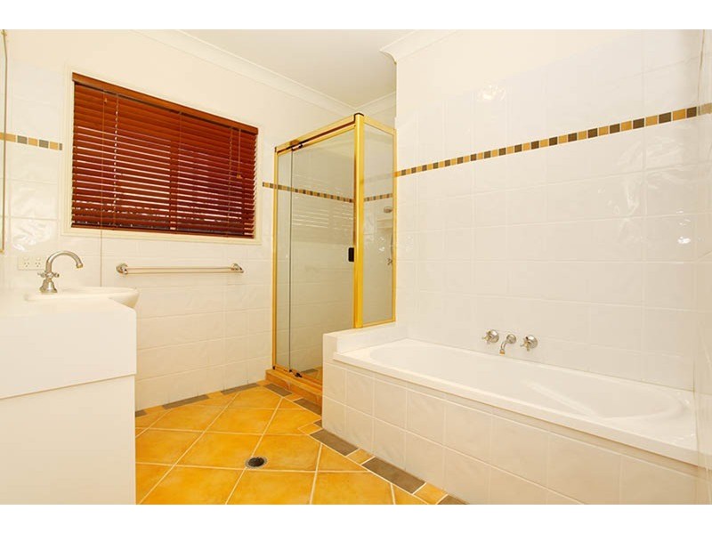 200 Crestwood Drive, Molendinar QLD 4214