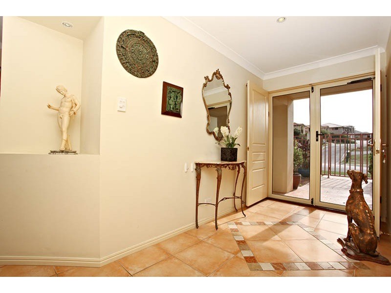 179 Crestwood Drive, Molendinar QLD 4214