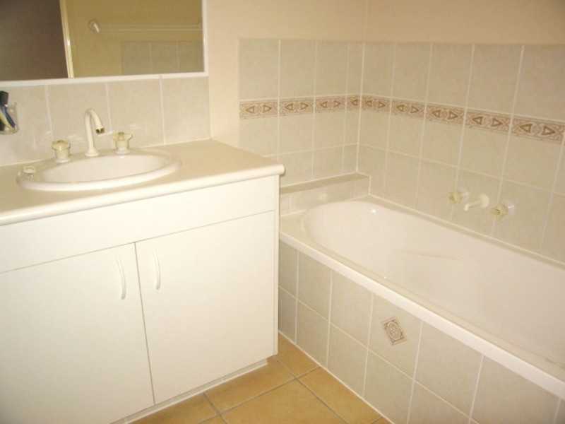 2/223 Turpin Road, Labrador QLD 4215