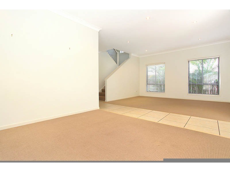 8 Mahogany Place, Molendinar QLD 4214