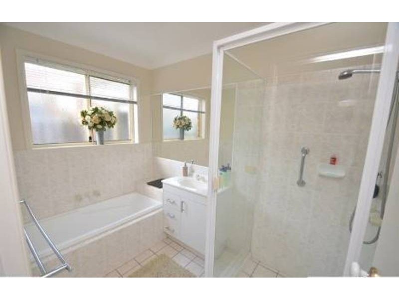 180 Greenacre Drive, Arundel QLD 4214