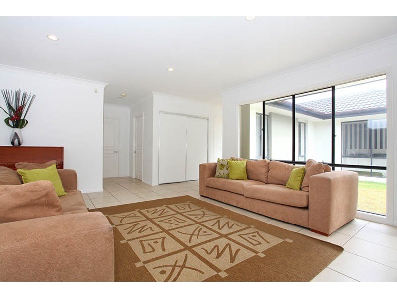 15 Highcrest Circuit, Molendinar QLD 4214