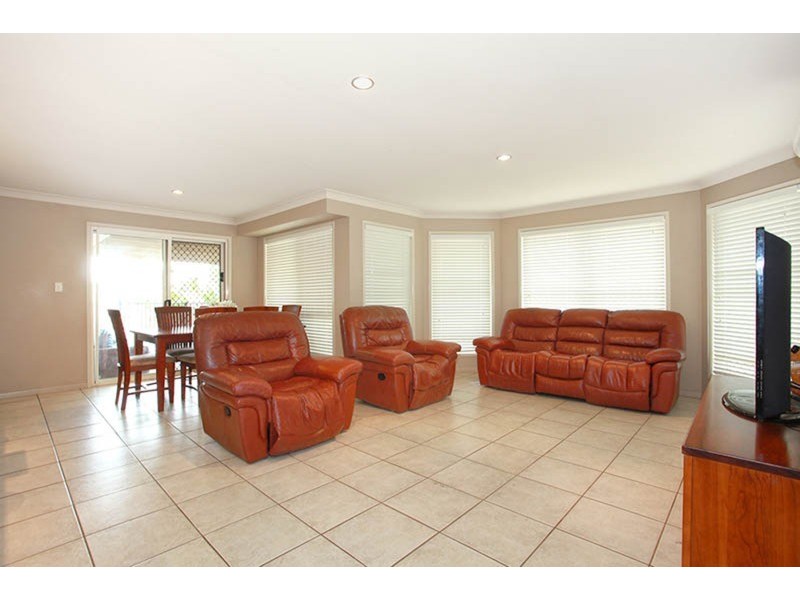 122 Crestwood Drive, Molendinar QLD 4214