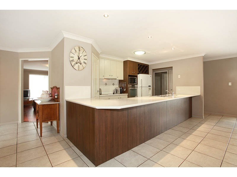 122 Crestwood Drive, Molendinar QLD 4214