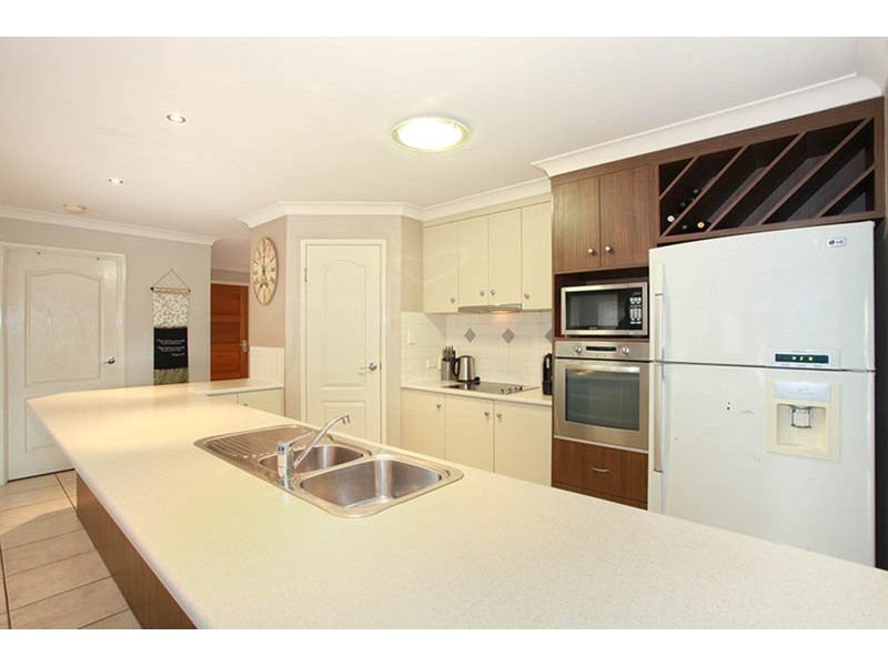 122 Crestwood Drive, Molendinar QLD 4214