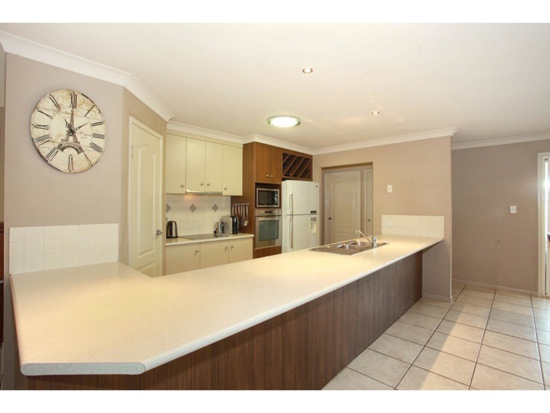 122 Crestwood Drive, Molendinar QLD 4214