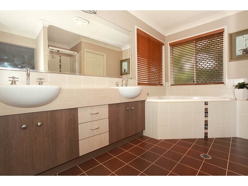 122 Crestwood Drive, Molendinar QLD 4214