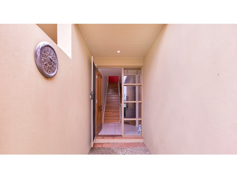 2/93 Eugaree Street, Southport QLD 4215