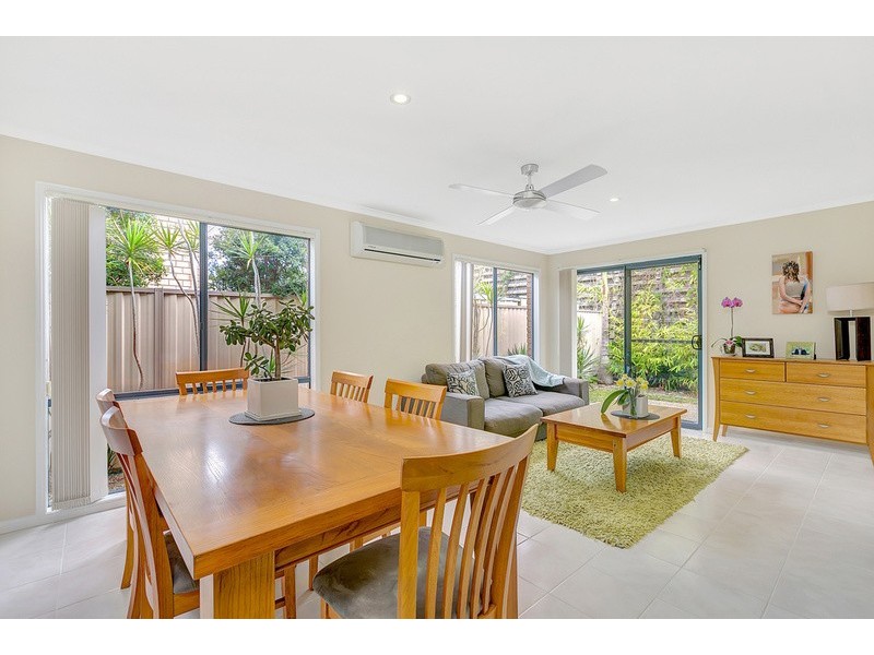 16 Zane Street, Molendinar QLD 4214
