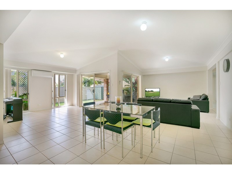 115 Crestwood Drive, Molendinar QLD 4214