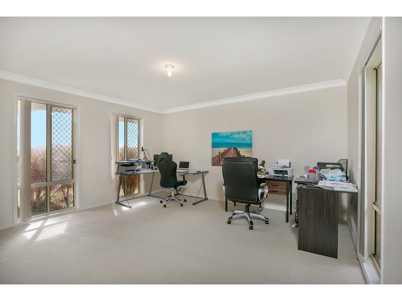 115 Crestwood Drive, Molendinar QLD 4214