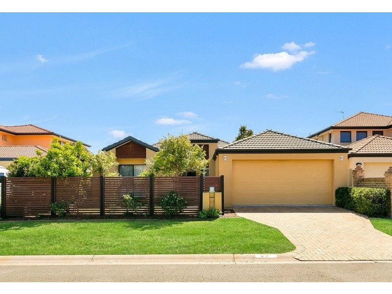 95 Highcrest Cct, Molendinar QLD 4214