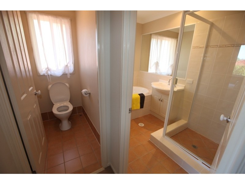 2 Redgum Place, Molendinar QLD 4214