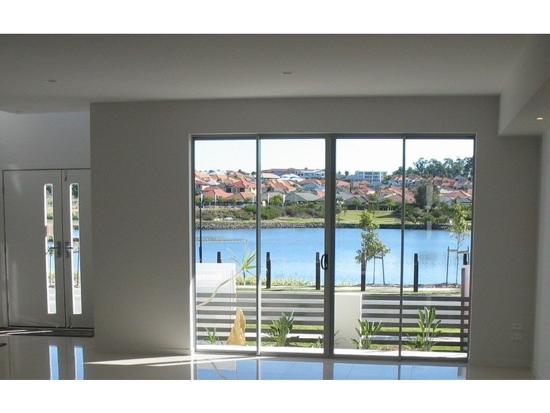 16 South Bay Drive, Varsity Lakes QLD 4227