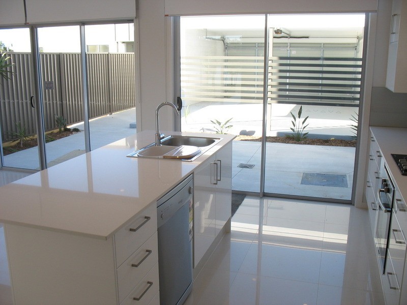 16 South Bay Drive, Varsity Lakes QLD 4227