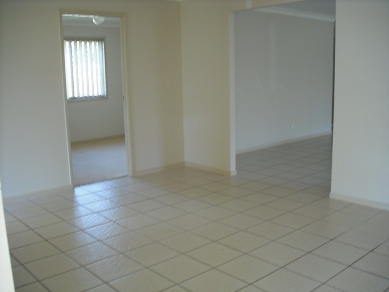 4 Zane Street, Molendinar QLD 4214