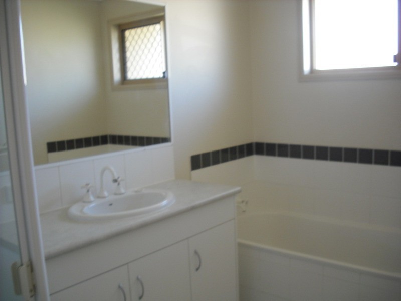 4 Zane Street, Molendinar QLD 4214