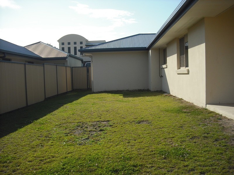 4 Zane Street, Molendinar QLD 4214