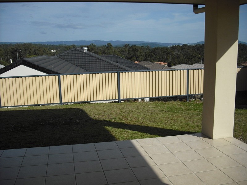 4 Zane Street, Molendinar QLD 4214