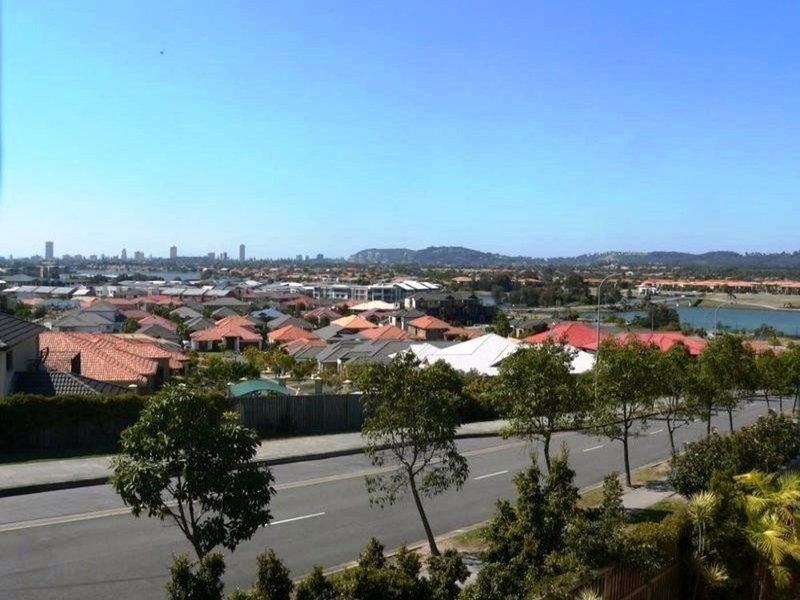 3/8 Blue Ridge Crescent, Varsity Lakes QLD 4227