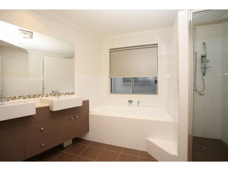 2/27 Port Peyra Crescent, Varsity Lakes QLD 4227