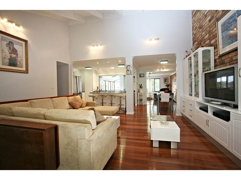 1 Gretel Drive, Mermaid Waters QLD 4218
