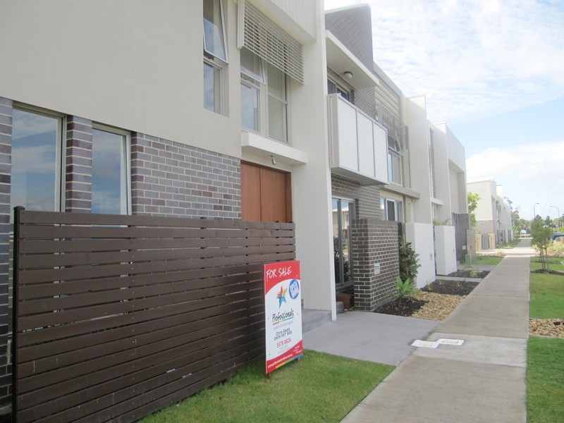 28 South Bay Drive, Varsity Lakes QLD 4227