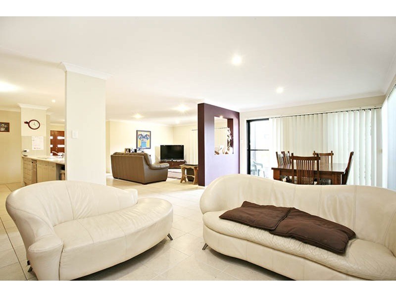 2/4 Silvermaple Street, Robina QLD 4226