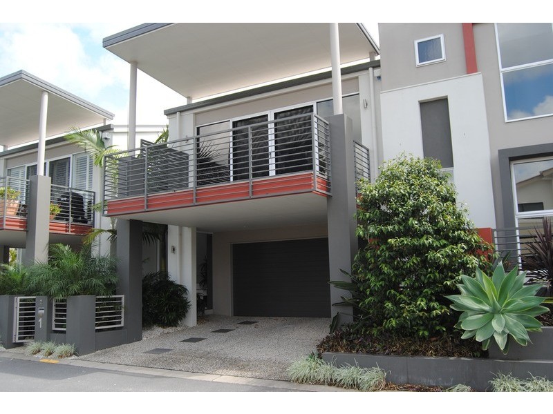 2/1 Cape Martin  Place, Varsity Lakes QLD 4227
