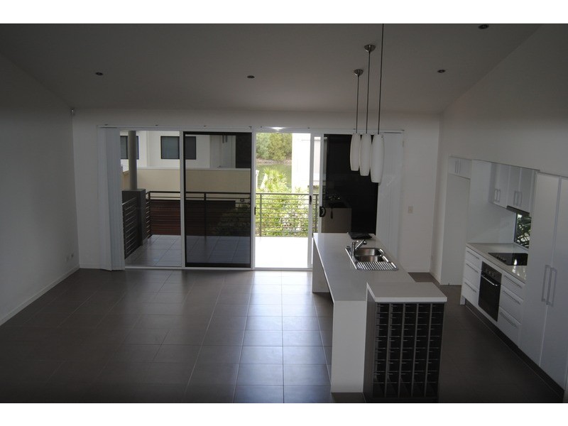2/1 Cape Martin  Place, Varsity Lakes QLD 4227