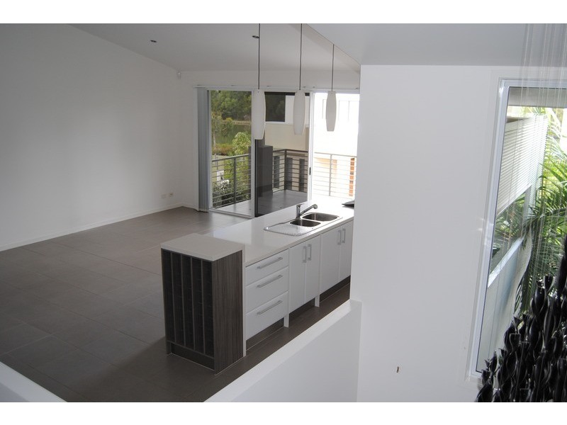 2/1 Cape Martin  Place, Varsity Lakes QLD 4227