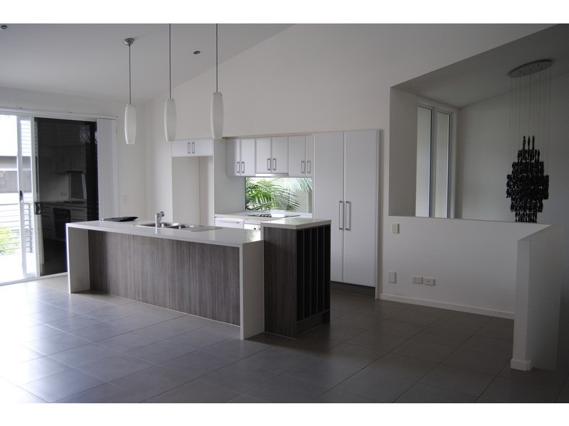 2/1 Cape Martin  Place, Varsity Lakes QLD 4227