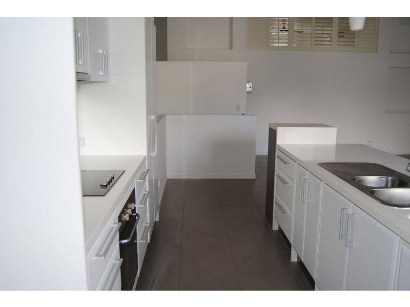 2/1 Cape Martin  Place, Varsity Lakes QLD 4227