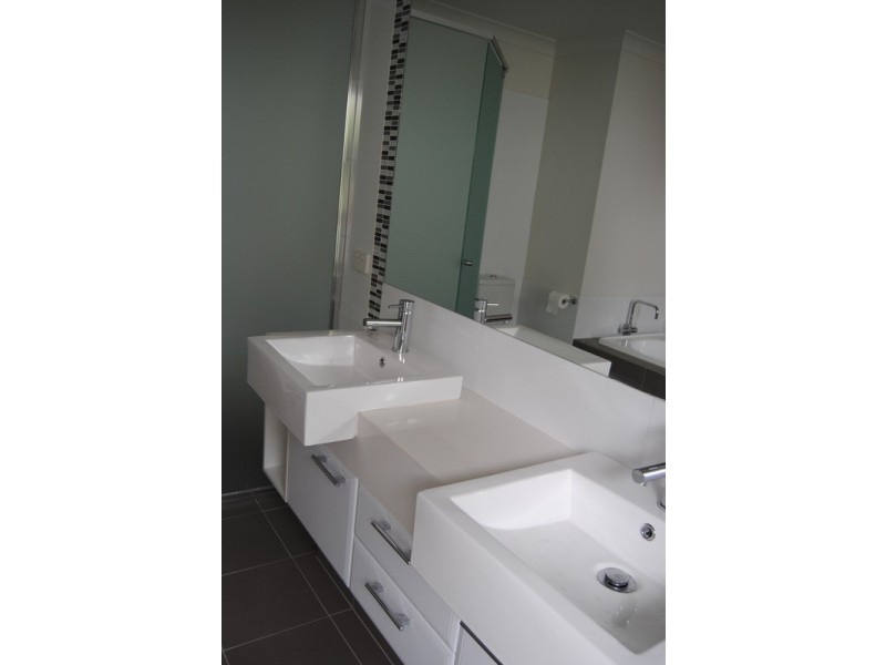 2/1 Cape Martin  Place, Varsity Lakes QLD 4227