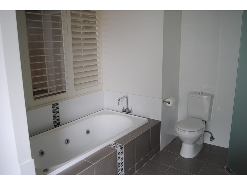 2/1 Cape Martin  Place, Varsity Lakes QLD 4227