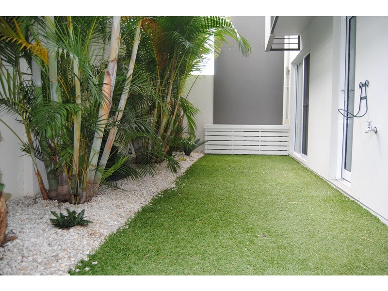 2/1 Cape Martin  Place, Varsity Lakes QLD 4227