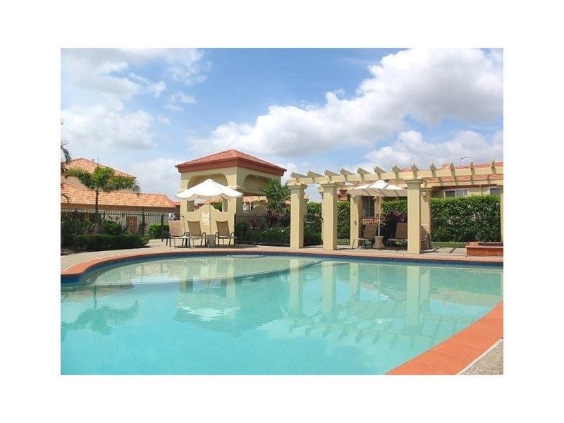2/480 Christine Avenue, Robina QLD 4226