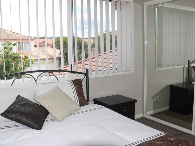 2/480 Christine Avenue, Robina QLD 4226